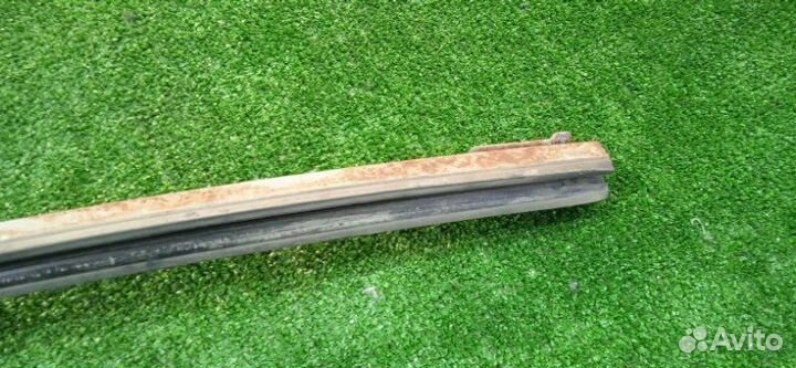 Направляющая стекла передняя правая Nissan Micra