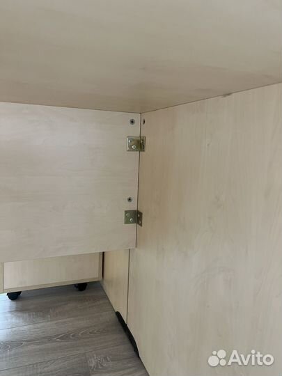 Офисный стол светлый