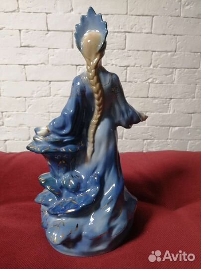 Фарфоровая статуэтка 
