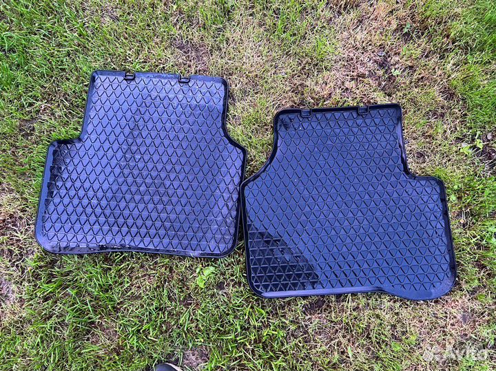 Задние коврики на vw Jetta 6