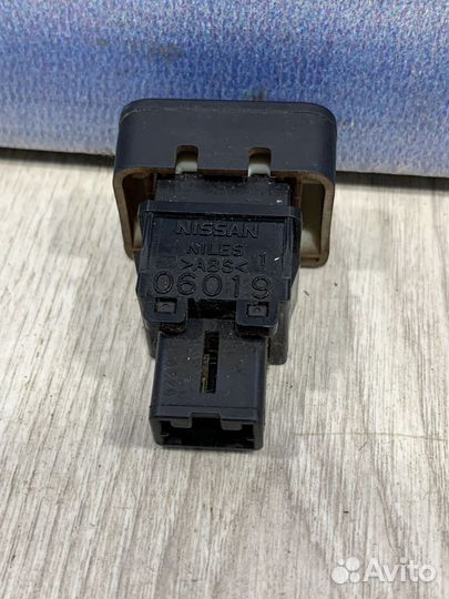 Кнопка аварийной сигнализации Nissan note E11
