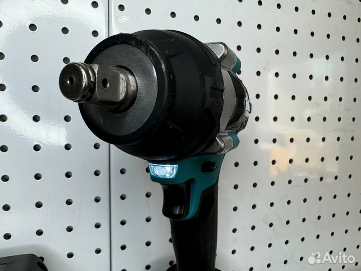 Гайковерт Makita 700Нм c двумя АКБ новый