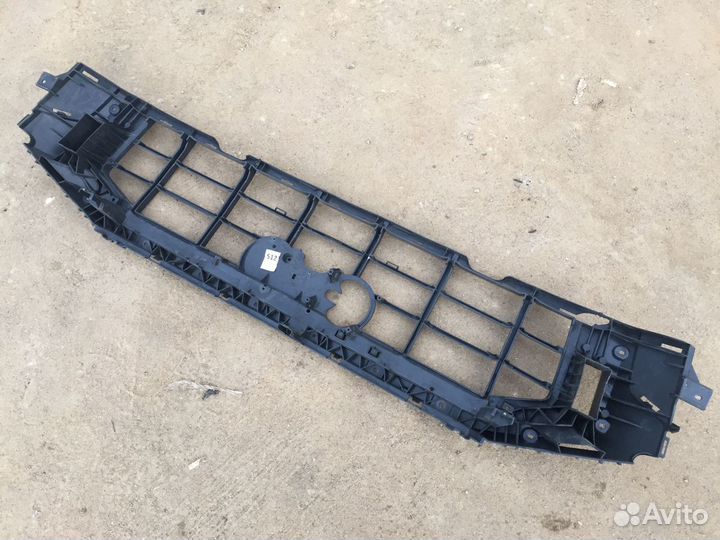 Кронштейн не целый решётки радиатора Audi Q8 2018