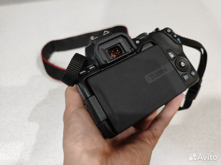 Зеркальный фотоаппарат canon eos 250d kit