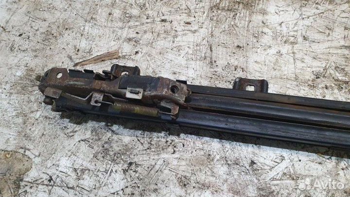 Крепление сиденья Mitsubishi Chariot Grandis