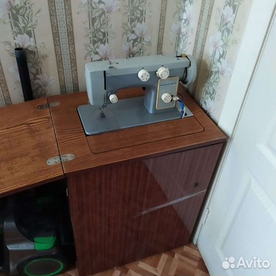Швейная машина Чайка 142