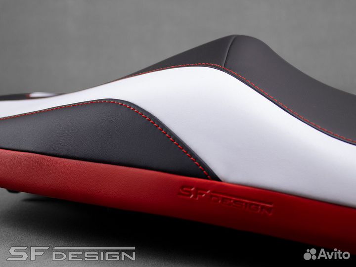 Сиденье для Honda CB1300 Tri Color Waves Strategy