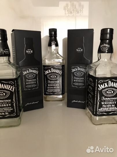 Пустые бутылки от виски Jack Daniel's