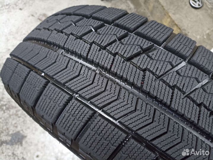 Bridgestone Blizzak VRX 215/60 R16