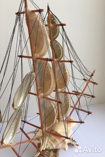 Фигурки парусника и белочки