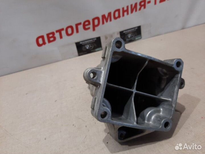 Опора двигателя левая Mercedes C180 C204 271.820