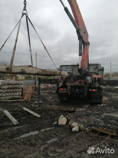 Монтаж дорожных плит манипулятором сзади