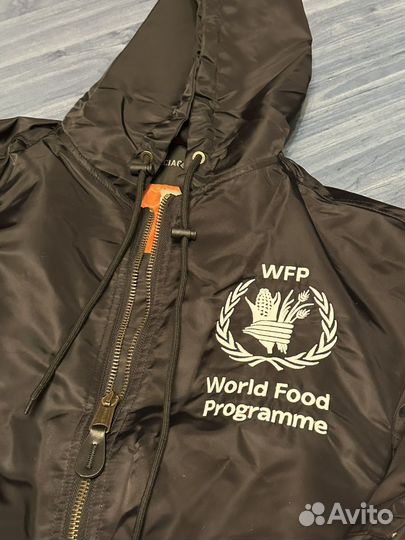 На руках Balenciaga wfp bomber