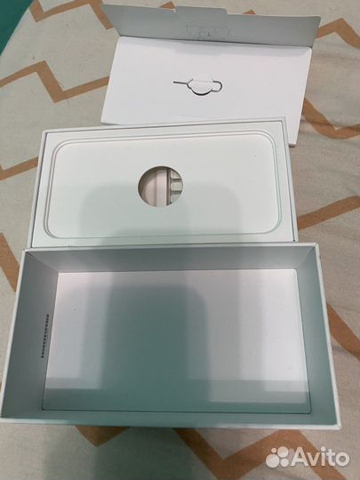 Коробка от iPhone SE