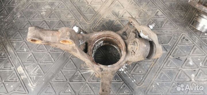 Лексус рх 350. поворотный кулак. до 08 года