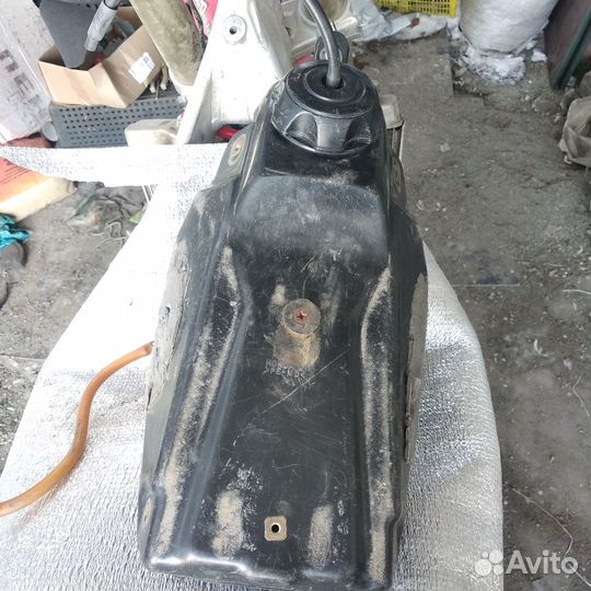 Топливный бак на мото Хонда crf
