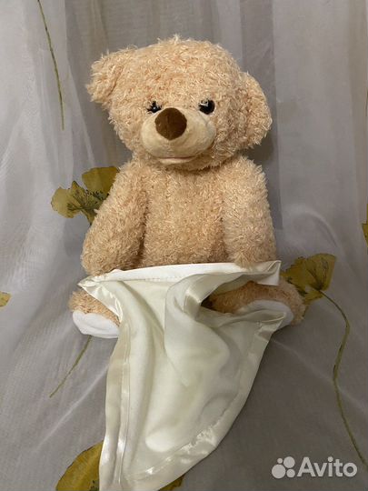 Мишка играющий в прятки