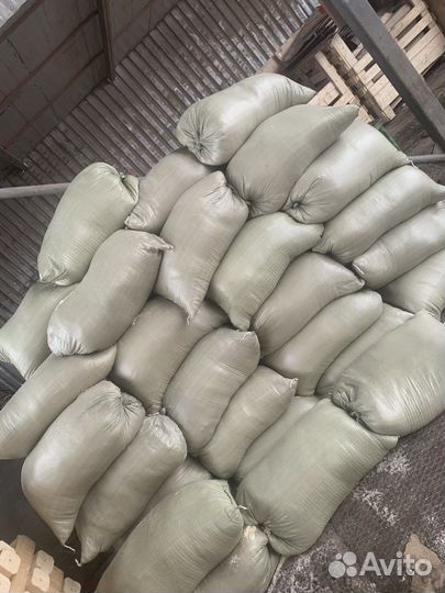 Опилки в мешках