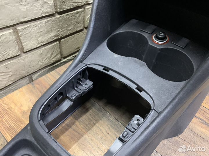 Volkswagen Polo Sedan Консоль центральная