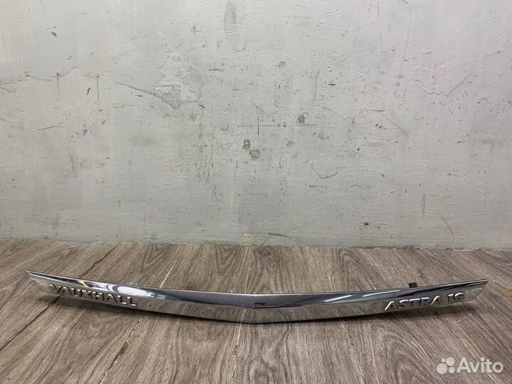 Молдинг крышки багажника задний Opel Astra H