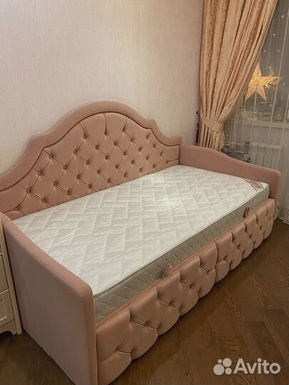 Детская кровать с бортиками и изголовьем