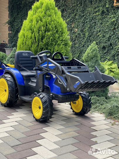 Электромобиль синий трактор