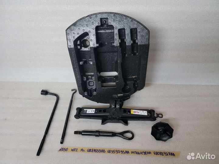 Jeep Grand Cherokee WK2 инструмент домкрат крюк