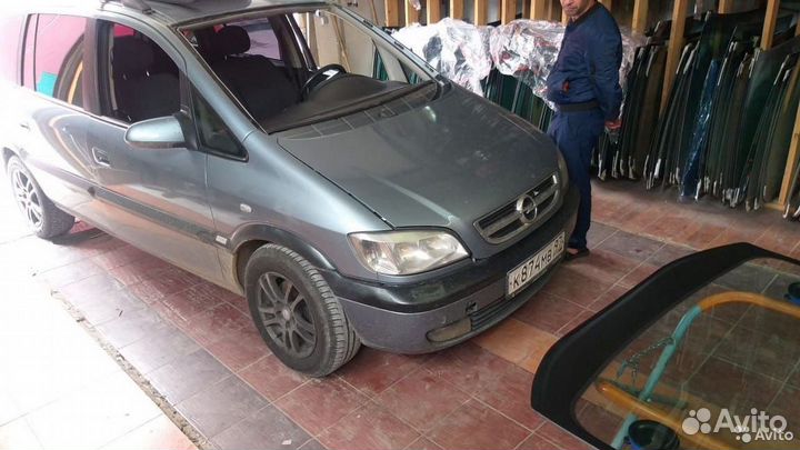 Лобовое стекло Опель Зафира