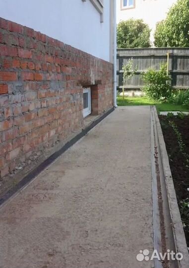 Заливаем отмостки и тропинки, строительная бригада