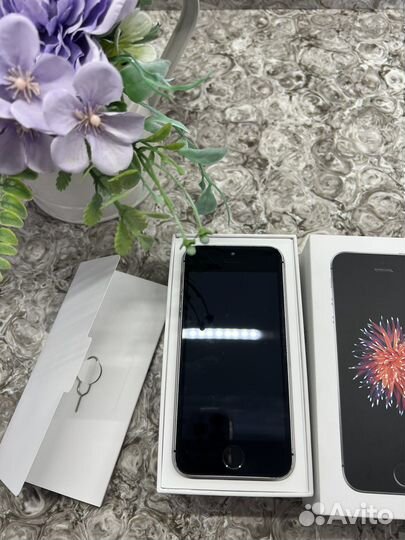 Продам iPhone SE 16 Gb