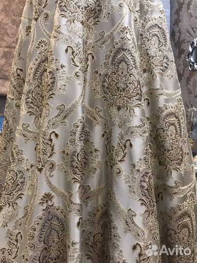 Шторы бежевые с коричневыми вензелями