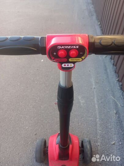 Самокат с зарядным устройством