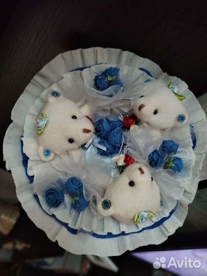 Мишка и букет из игрушек