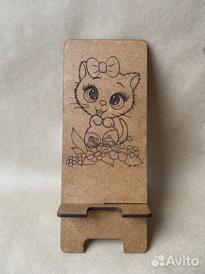 Деревянная подставка для телефона с гравировкой