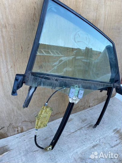 Стекло заднее левое Audi A6 C6