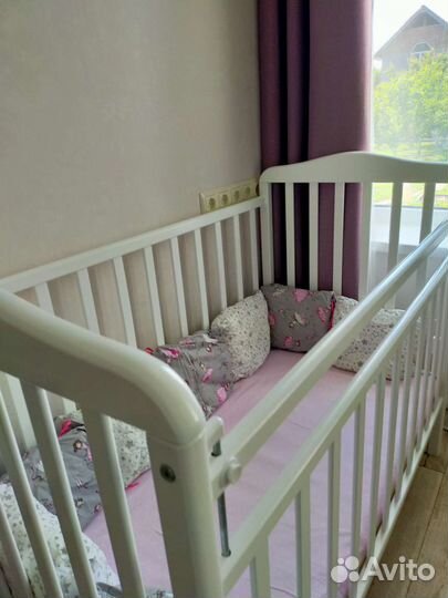 Детская кроватка с маятником