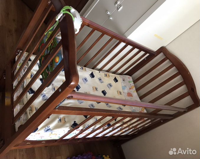 Детская кроватка с маятником и ящиком