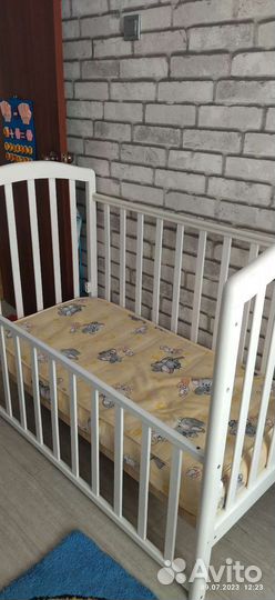 Детская кроватка с маятником