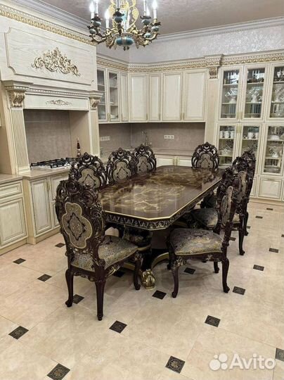 Кухонный стол и стулья комплект