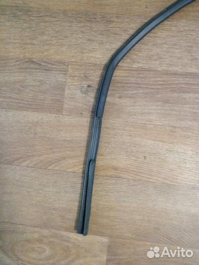 Уплотнитель стекла двери передний правый