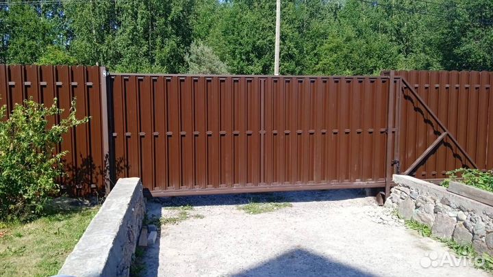 Забор из штакетника для дома