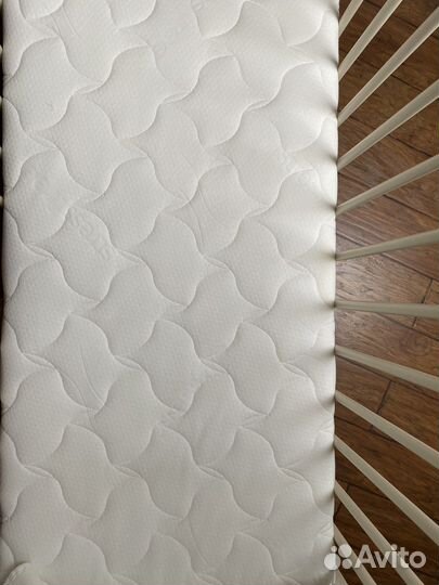 Детская кроватка с маятником и ящиком