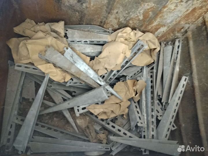 Подставки для полок металлические