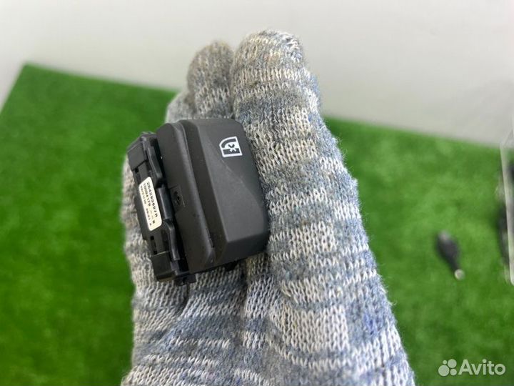 Кнопка стеклоподъемника Renault Logan 2 L8 K7M812