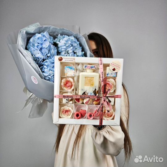 Букеты цветов и шоколадные подарки (пионы / розы)