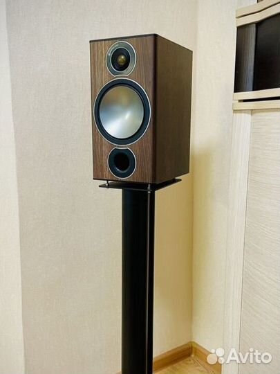Полочная акустика Monitor Audio Bronze 2 Walnut