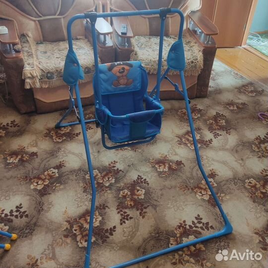 Детские качели и велосипед