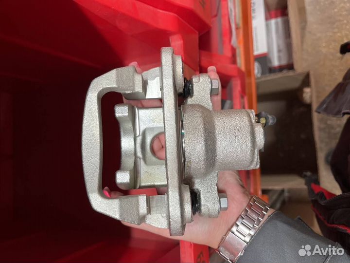 Суппорт тормозной задний левый T600 мех. Ручник