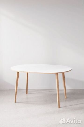 Круглый обеденный стол