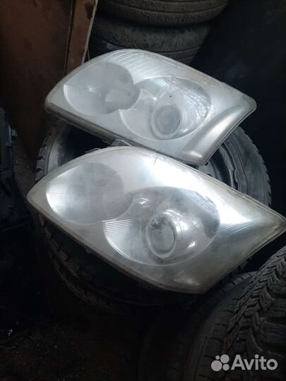 Toyota avensis левая фара кронштейн бампера